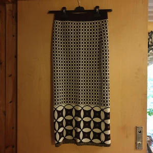 Snygg lång kjol med vackert mönster  gli - Supersnygg lång tajt kjol,elastiskt,stl s,längd 83 cm,supercool till ett par svarta länger ex