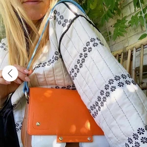 HEEELT ny Nunoo väska! - Säljer en helt ny Nunoo väska! Fick hem den förra veckan men tyckte inte den var i min stil! Otroligt rymlig, får plats med så mycket!! Väskan är aldrig använd endast provad. Köptes för 1700 säljs för 1400kr. Köparen står för frakten. I modellen honey men storlek florence.