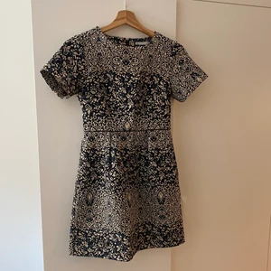 Broderad klänning - Underbar till höst/vinter/jul! Älskar verkligen den här klänning då man kan använda den som den är, elelr med en tjocktröja över så det blir som en ”kjol”. Känns lyxig och påminner om dolce and gabbana, och Blair Waldorf stil ❤️ i fint skick 🥰💗✨