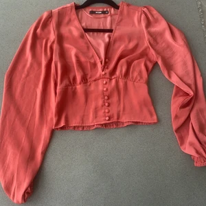 Blus - Jättesöt röd/rosa/cerise blus från bikbok, passar mig som har S bra:) säljer då de inte riktigt är min stil🥰 köpare står för eventuell frakt❤️