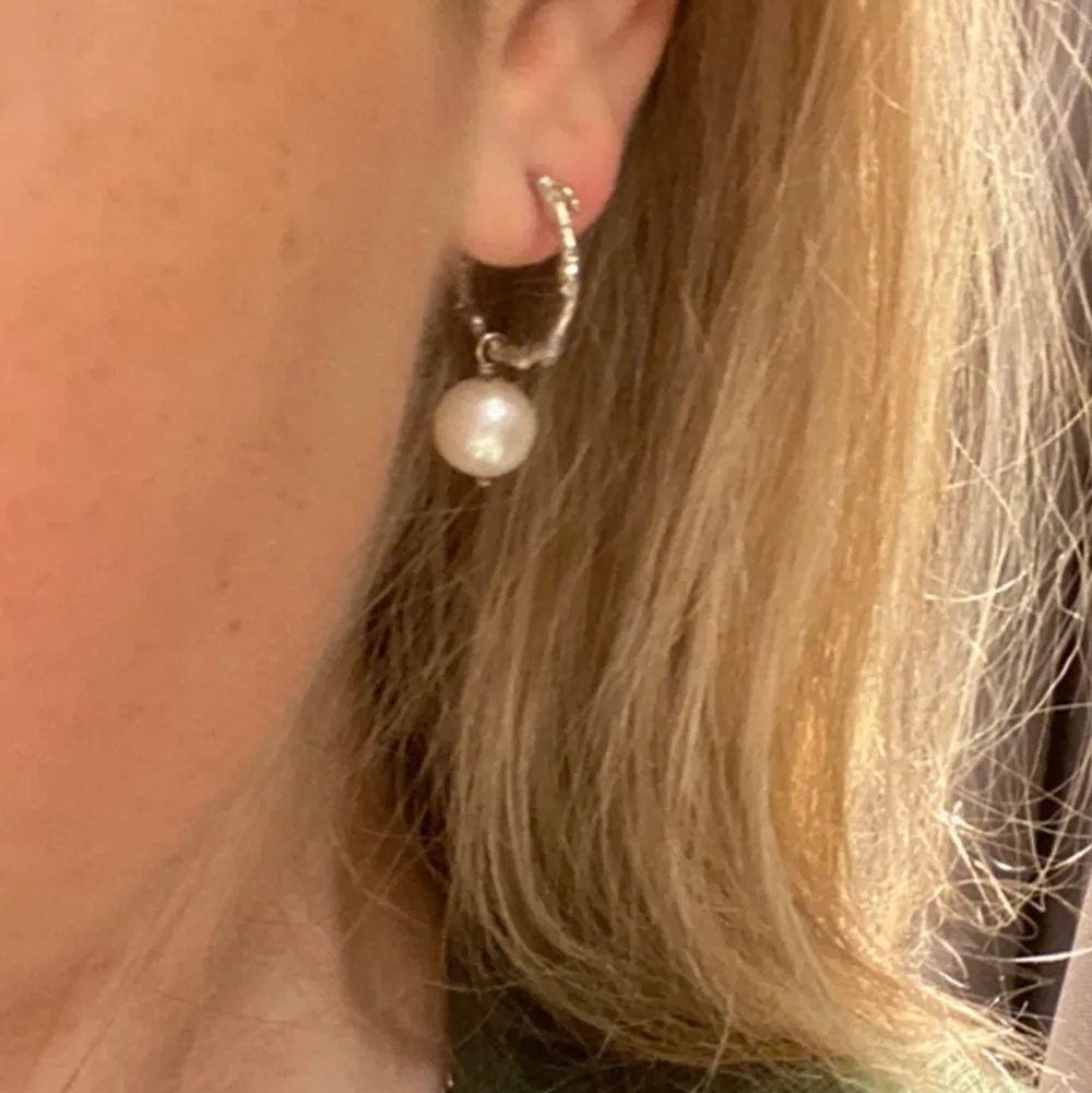 Pierced pearl örhänge från Maria Nilsdotter i silver, i nyskick💞Slutsålt i butiken och kostar 1600, säljer för 700😇 Bud på 900🙏🏽. Accessoarer.