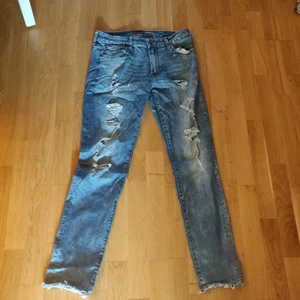 American Eagle jeans - Slitna byxor som sitter rätt thight men är stretchy. Storleken är 32/32. Priset är inte hugget i sten