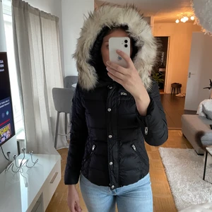 Rockanblue vinterjacka stl 38 - Jackan är i storlek 38 och är endast använd få gånger. Köptes 2019 och det är äkta päls på pälskragen. Jackan passar dig som inte vill frysa i vinter eftersom den är väldigt varmt. 