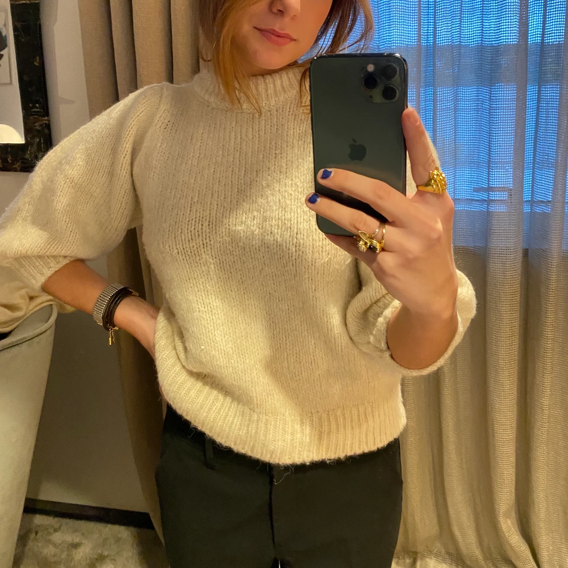 Stickad tröja med puff ärmar