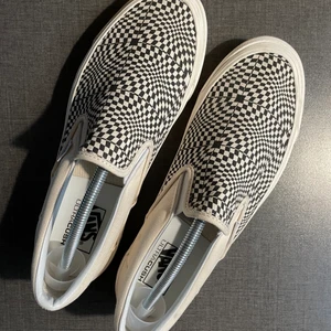 Härliga och snygga Vans i bra skick! - Säljer min brorsas ursnygga Vans style 98! De är mycket fräscha och minimalt slitage på sulan :)