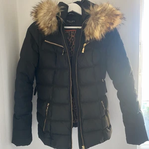 Vinterjacka från Hollies - Vinterjacka från Hollies. Äkta päls på luvan, samt dun i jackan. Kan fraktas, om köparen står för fraktkostnaden 💗