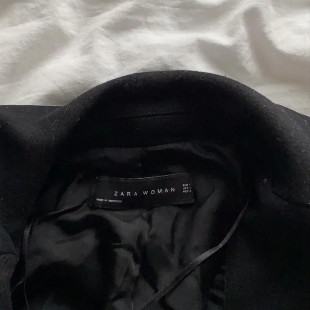 Fin svart kappa från zara, enkel och super fin 🖤🖤 storlek xs ena fickan har ett hål därav det billiga priset . Jackor.