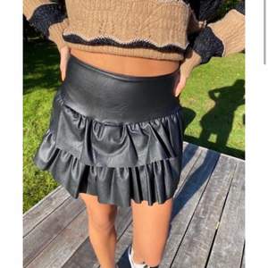 Lånad bild från hemsidan , helt oanvänd skinn kjol , one size 