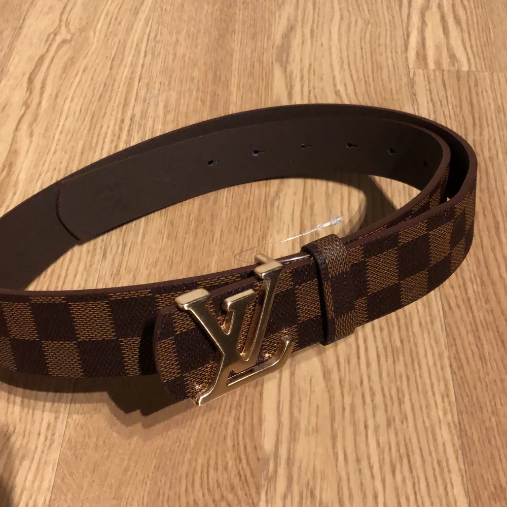 Gucci och LV bälten finns inne billigt bra kopior för endast 200kr. Finns i olika storlekar. Kan mötas lite vart som . Accessoarer.