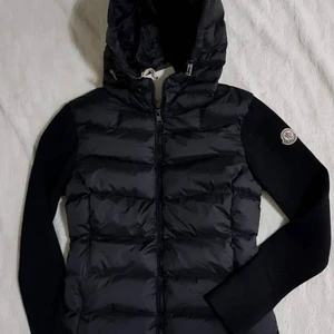Moncler jacka - Säljer denna Moncler jacka igen då jag la upp den på mitt andra konto som Som inte funkar då jag inte kan svara på vad folk skriver. Den är i storlek 1 Vilket motsvarar xs .Budgivningen avslutas på tisdag och förlåt till er som la bud på min förra annons❤️ Den är äkta med fungerande QR-kod, men har tyvärr inget annat äkthets beviset därav priset.Skriv privat för fler bilder . Jackan köptes för ca 7000 i februari! 😊💕 LÄGG BUD ❤️