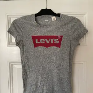 En i princip oanvänd Levis t-shirt, köpt i New York! Den är i storlek 34 och är i nyskick, då den är för liten för mig. Utgångspris är 60kr😊 Skriv gärna vid frågor!
