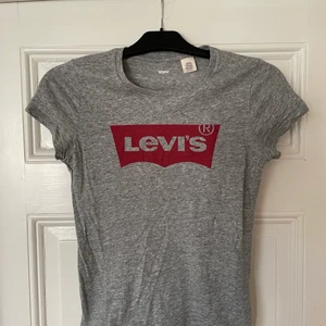Levis t-shirt  - En i princip oanvänd Levis t-shirt, köpt i New York! Den är i storlek 34 och är i nyskick, då den är för liten för mig. Utgångspris är 60kr😊 Skriv gärna vid frågor!