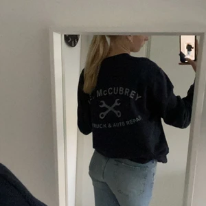Blå sweatshirt  - Blå sweatshirt har använt den mycket men där är fortfarande som ny. Säljer för 200 + frakt NYPRIS: 500kr