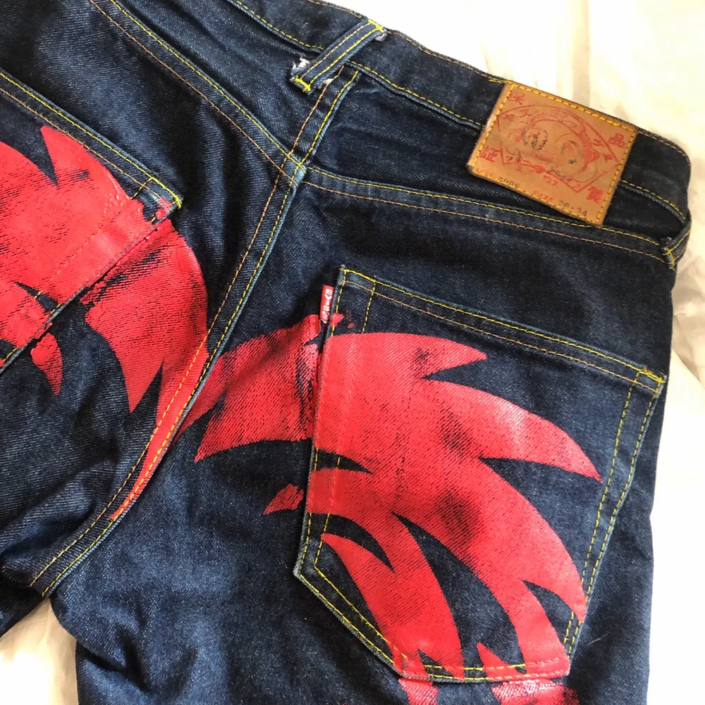 Ett par jeans från evisu, säljer då dom inte kommer till användning längre :( köpta här på plick! Dock bra skick, inga hål eller konstigheter. Köparen står för frakt! . Jeans & Byxor.
