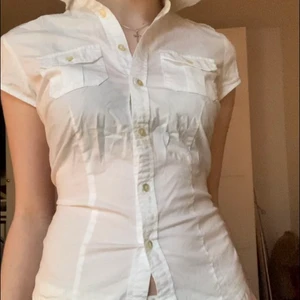 Vit skjorta från Tommy hilfiger  - Vit skjorta från Tommy Hilfiger från 90 tal😼 frakt 37♥️ 