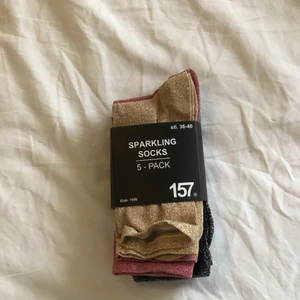 Glittriga Strumpor - 5 Färger - 5 par glittriga strumpor i olika färger. Perfekt för att sätta en liten egen touch till sin outfit. Eller som snygg accessoar!     ‼️HELT OANVÄNDA‼️ Nypris ca 60 kr.                       Köparen står för frakten! (Föreslaget fraktalternativ nedan.) Även hämtas i Frändefors. 