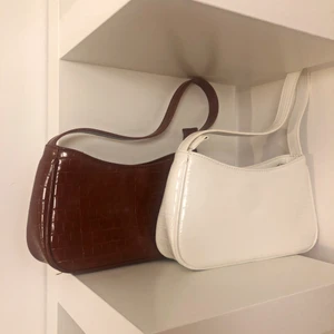 Väska - Säljer min bruna och vita väska som är i väldigt bra skick då jag bara har använt dem 1-2 gånger! Säljer dem enskilt för 120kr + frakt! Skriv på DM för fler bilder!💕