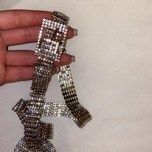 Bälte  - Ett bälte från Gina tricot, använd enstaka gånger. I skick som ny. Enekl att styla med svarta jeans som man vill piffa upp. Köpt för 249kr