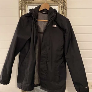 The North Face vindjacka  - The North Face vindjacka som jag har vuxit ur, den är köpt ny för ca 1000kr den är i gott skick nästintill ny. Skyddar bra mot vind och  vatten. Den är i xl i barnstorlek vilket gör att den passar small.  