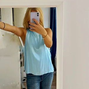 Silkig topp från Weekday - En silkig topp från Weekday i helt underbar färg. Säljer pga av att den inte kommit till användning så mycket som jag hoppats💙💙