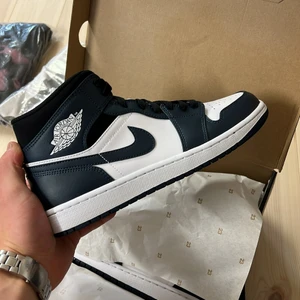Jordan 1 MID Armory - Säljes! Jordan 1 Mid Navy Armory. Helt nya oanvända. Köpta från Zalando. Kvitto finns. Har storlek 43 och 44.