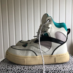 Eytys Lotus - Säljer mina jätteälskade Eytys Lotus som är lite stora. Använt dem supermycket ändå, men nu kan någon annan med lite större fossingar 🦶🏼 få njuta av dem! Slitna baktill (se bild 3) och vissa av hällorna för snöret har gått upp (går att fixa, men det har aldrig stört mig, går att knyta bra ändå).