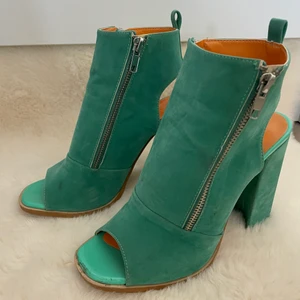 Jätte sköna klackskor i storlek 37  - Nyskick. Använd endast en gång 