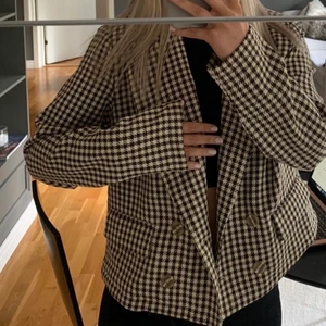 Rutig, brun kavaj - Säljer denna kavajen i strl 38 då den tyvärr inte kommer till användning❤️