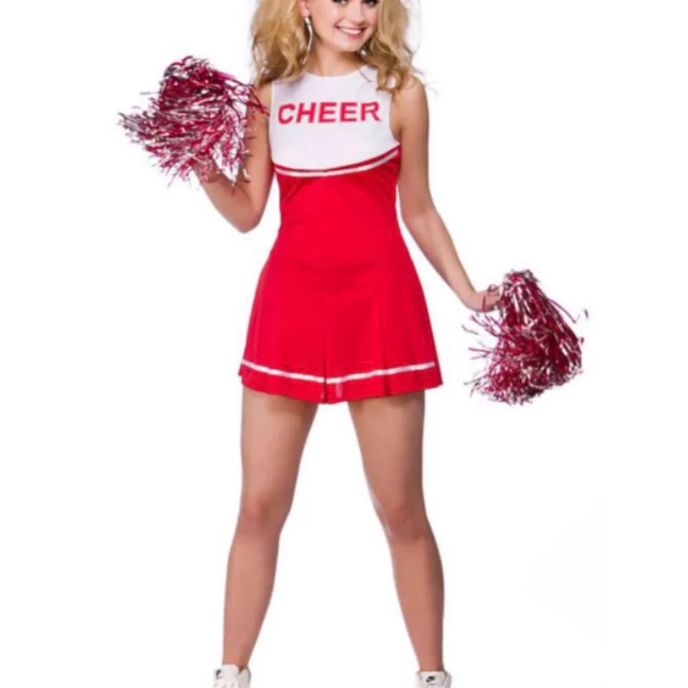 Säljer denna cheerleader kostym då den inte kommer komma till användning helt ny endast testad perfekt nu till Halloween!!. Klänningar.