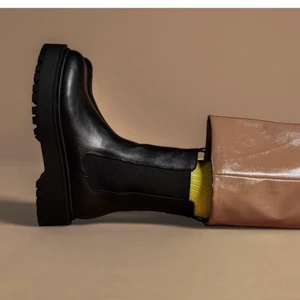 Din sko Attitude boots - Inköpta vintern 20/21. Lite skav på hälen annars väldigt fint skick. Veganskt läder. Storlek 37 men passar 38