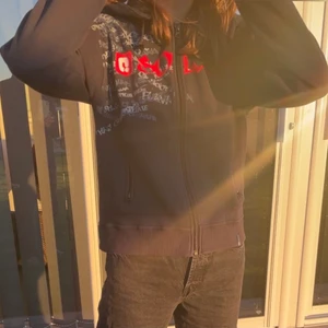 Snygg Zip-hoodie med tryck! - Svart zip-hoodie med snyggt tryck! Den är i Strl M och ganska lång i ärmarna💕 Betalas via swish och köparen står för frakten💞 Bara att skriva till mig om ni har andra förslag på pris eller frågor om plagget💞💞
