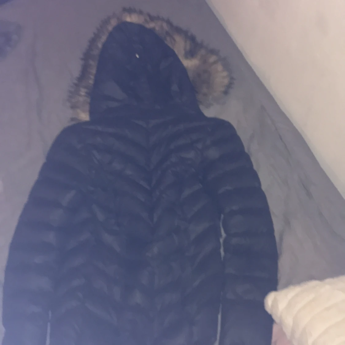 Det är en svart vinterjacka  - 90