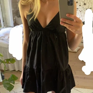Zara klänning  - Säljer min absoluta favorit klänning, men som tyvärr inte riktigt passar mig🤍 Aldrig använd, utan endast testad. Den är toppskick, som ny! Så fin nu till hösten att ha ett par strumpbyxor till tex. Den är i storlek S, men passar säkert på Xs och M. Skriv privat för fler bilder och information!! (Första bilden är min)