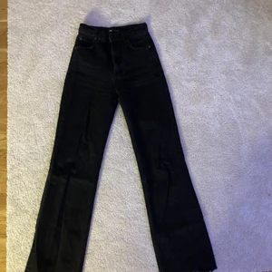 Jeans från zara  - Säljer dessa populära jeansen från Zara i strl 34. De är köpta för ett år sedan i butik och är använda en del. Det finns inga skråmor på dem eller något liknande. De är i superbra skick och sitter mycket bra. De kostar 100kr plus frakt på 66kr. 