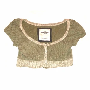 abercrombie & fitch tröja - jättegullig tröja från abercrombie & fitch! står M på lappen men skulle säga att den passar xs/s bättre. tröjan är klippt kortare. kommer aldrig till användning, och därför säljer jag den. kan frakta/mötas upp. 