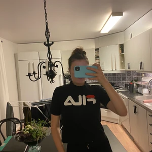 FILA t-shirt  - Fick i julklapp förra året, aldrig använd. Storlek L men passar XS-L beroende hur man vill att den ska sitta. (Jag har i vanliga fall storlek S och är 170 cm). 