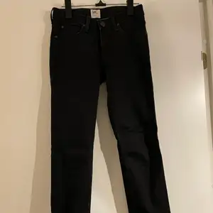 Svarta Lee jeans i storlek 24-25 i midjan och längden ca. 28. Säljer pga. att dem är för korta (är 170) och därför är dem endast använda någon gång. Nypris 899-999 kr.