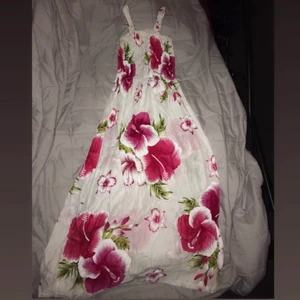 Klänning - Jättefin skön Hawaii klänning, perfekt nu till halloween👻 överdelen är väldigt stretchig så den passar xs-m.🌸 Andra bilden är exempel/inspiration hur man kan styla klänningen.