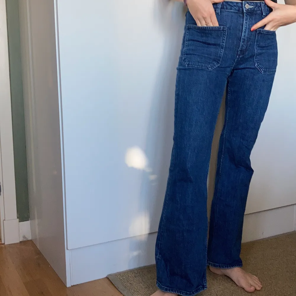 Jeans i super skick och unik modell! Jag är ca 167cm!  inte kommit till användning på ett väldigt tag så dags för ny ägare🥳. Jeans & Byxor.
