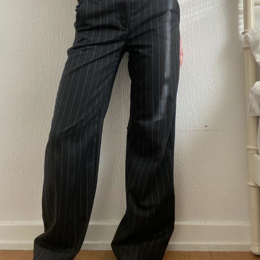 Såå snygga kostymbyxor med ränder från designermärket George Armani. Passar mig som är 170 och brukar ha storlek s. Färgen är lite mörkare grå och ränderna är ljusblåa. Frakt tillkommer. Jeans & Byxor.