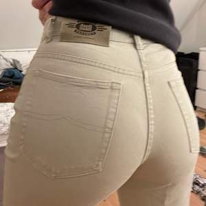 Supernajs beigea jeans i storlek s-m!!💕