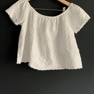 Broderad off shoulder blus - Söt broderad blus från zara. Resor upptill. Går att använda som off shoulder eller som en vanlig blus. Fint skick i stl s. Köpare står för frakt