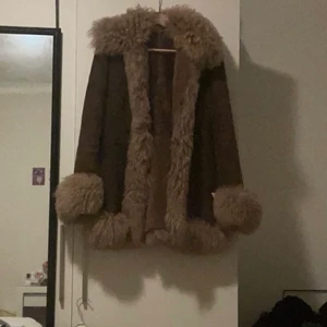 Jacka - Jag säljer nu min extremt populära jacka. Använt fåtal gånger då den nu passar min stil. Köpte på pop Stockholm för 900kr. Vitige finns inte många av denna sort. Budgivning starar på 600kr. Köp direkt gör 800kr