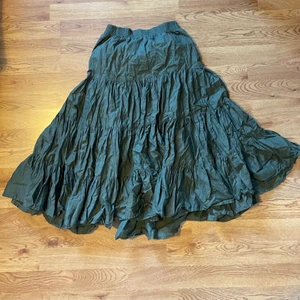 Grön kjol🍀 - Längd: 70cm midja: 62,5 Dock mycket stretchig midja så passar fler! Frakt tillkommer 🍀