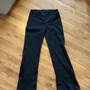 Svarta kostymbyxor  - Snygga svarta kostymbyxor! Innerbenet: 75cm Midja: 75cm Frakt tillkommer!!