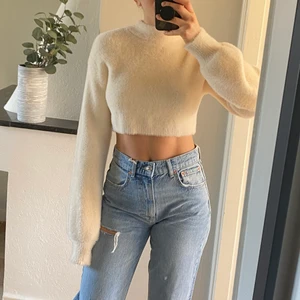 Stickad tröja - Extremt mysig tröja i croppad modell från Bershka. Det är en storlek L men som ni ser så är den väldigt liten i storlek så passar bra på mig som är en S vanligtvis. Den är som ny, bara använd 2-3 gånger.