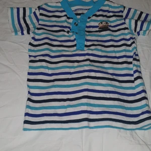 T-shirt barn strl 86 - T-shirt till barn, storlek 86. Rensar på vinden, kommer lägga ut en hel del grejer. Kan skickas, då du betalar frakten.