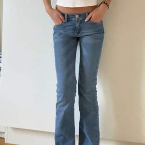 Såaa snygga Lågmidjade jeans från Crocker som jag köpte förra året men är för korta för mig nu!Den är raka längst nere. innerbenslängd:77cm midjemåttet: 75cm. (Jag är 175cm) 