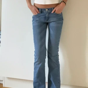Lågmidjade jeans - Såaa snygga Lågmidjade jeans från Crocker som jag köpte förra året men är för korta för mig nu!Den är raka längst nere. innerbenslängd:77cm midjemåttet: 75cm. (Jag är 175cm) 