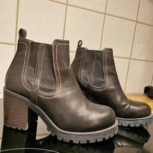 Boots - Boots i nytt skick. Använda 2 ggr max. Storlek 36 